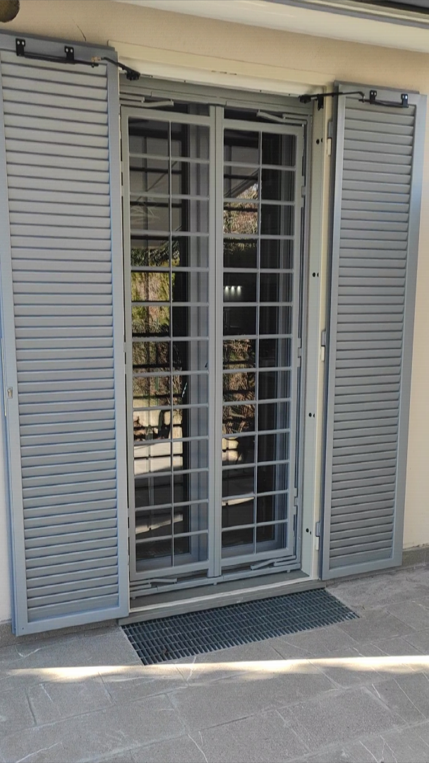 Video che mostra l'installazione del serratore modello S/A a vista sotto architrave su portafinestra