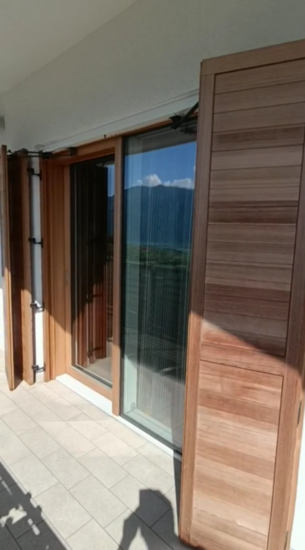 Video che mostra l'installazione del serratore modello S/A a vista sotto architrave su ante a libro di una portafinestra