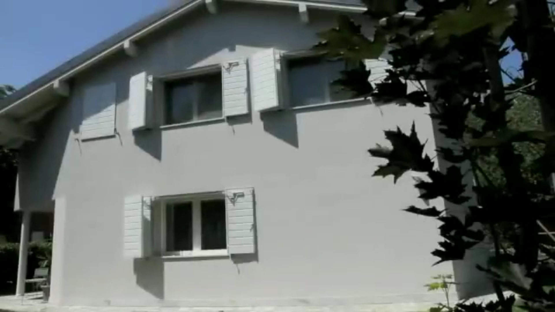 Video che mostra l'installazione del serratore modello S/A a vista sotto architrave su ante a libro di una villetta