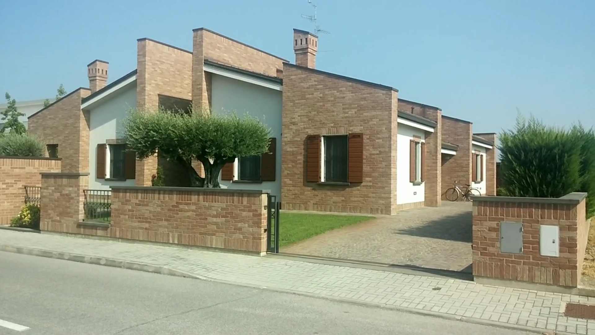 Video che mostra l'installazione del serratore modello S/A ad incasso in architrave sulle persiane di una villetta