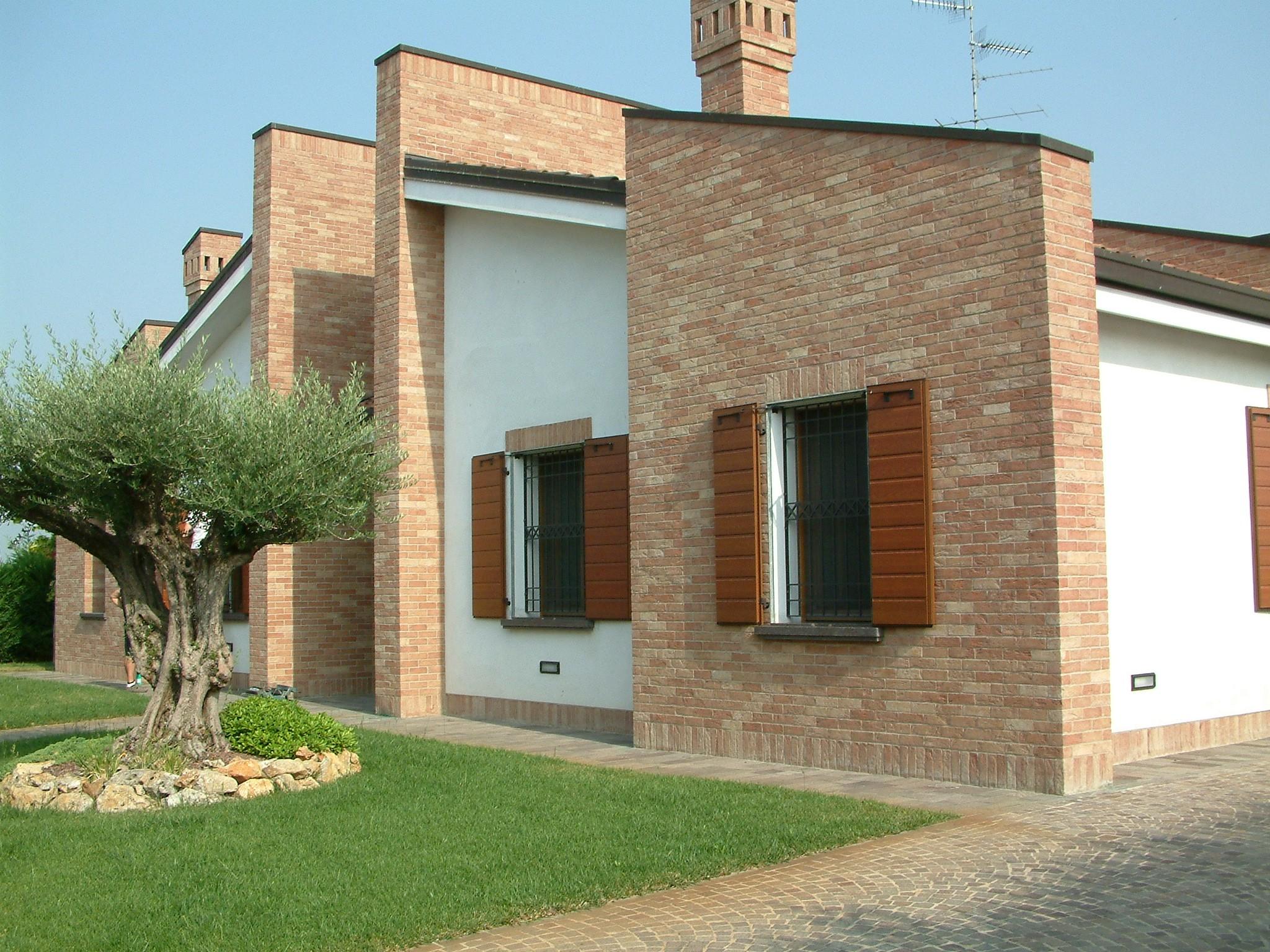 Casa con persiane automatizzate