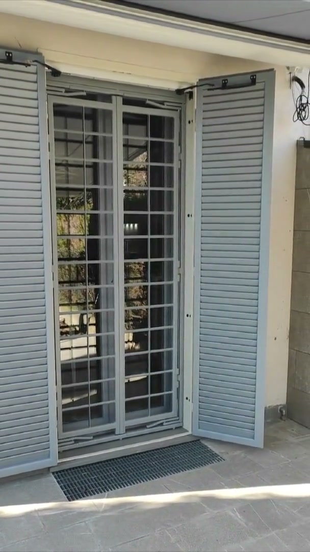 Video che mostra l'installazione del serratore modello S/A a vista sotto architrave su portafinestra