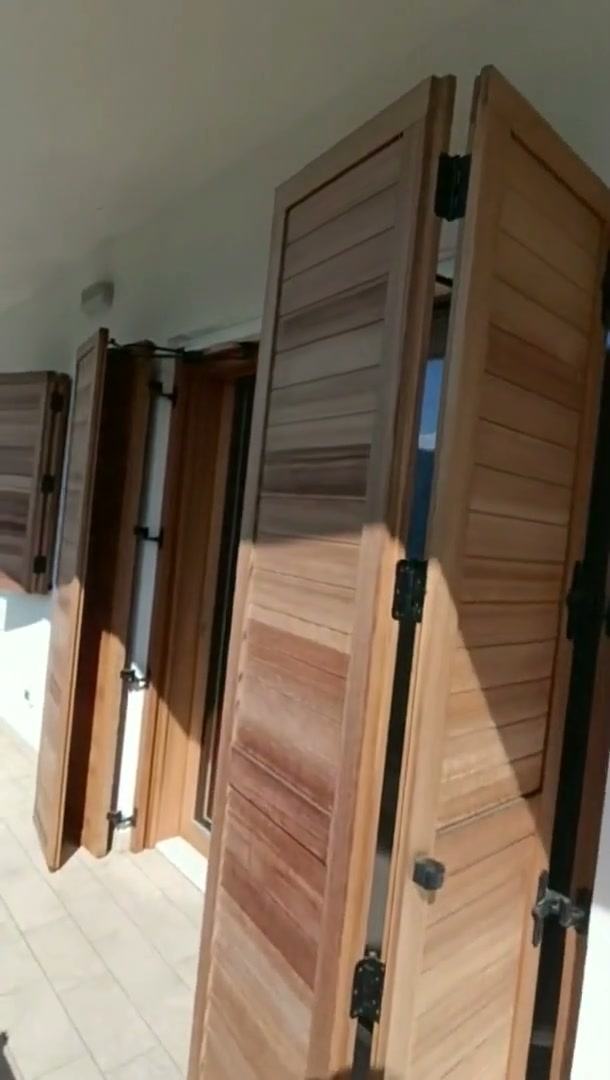 Video che mostra l'installazione del serratore modello S/A a vista sotto architrave su ante a libro di una portafinestra