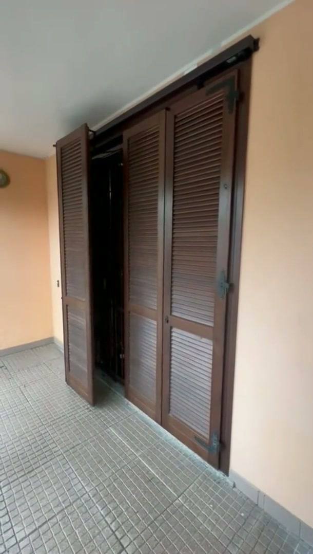 Video che mostra l'installazione del serratore modello S/A in esterno su ante a libro di una portafinestra