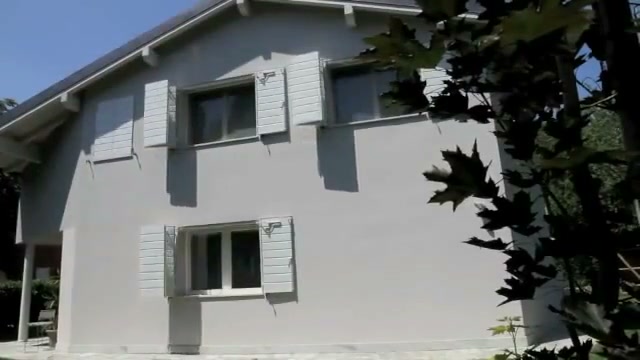 Video che mostra l'installazione del serratore modello S/A a vista sotto architrave su ante a libro di una villetta