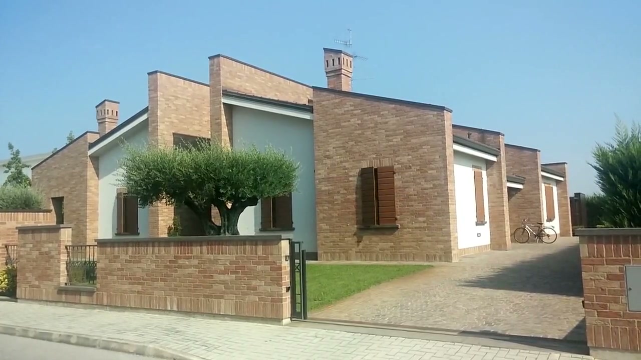 Video che mostra l'installazione del serratore modello S/A ad incasso in architrave sulle persiane di una villetta